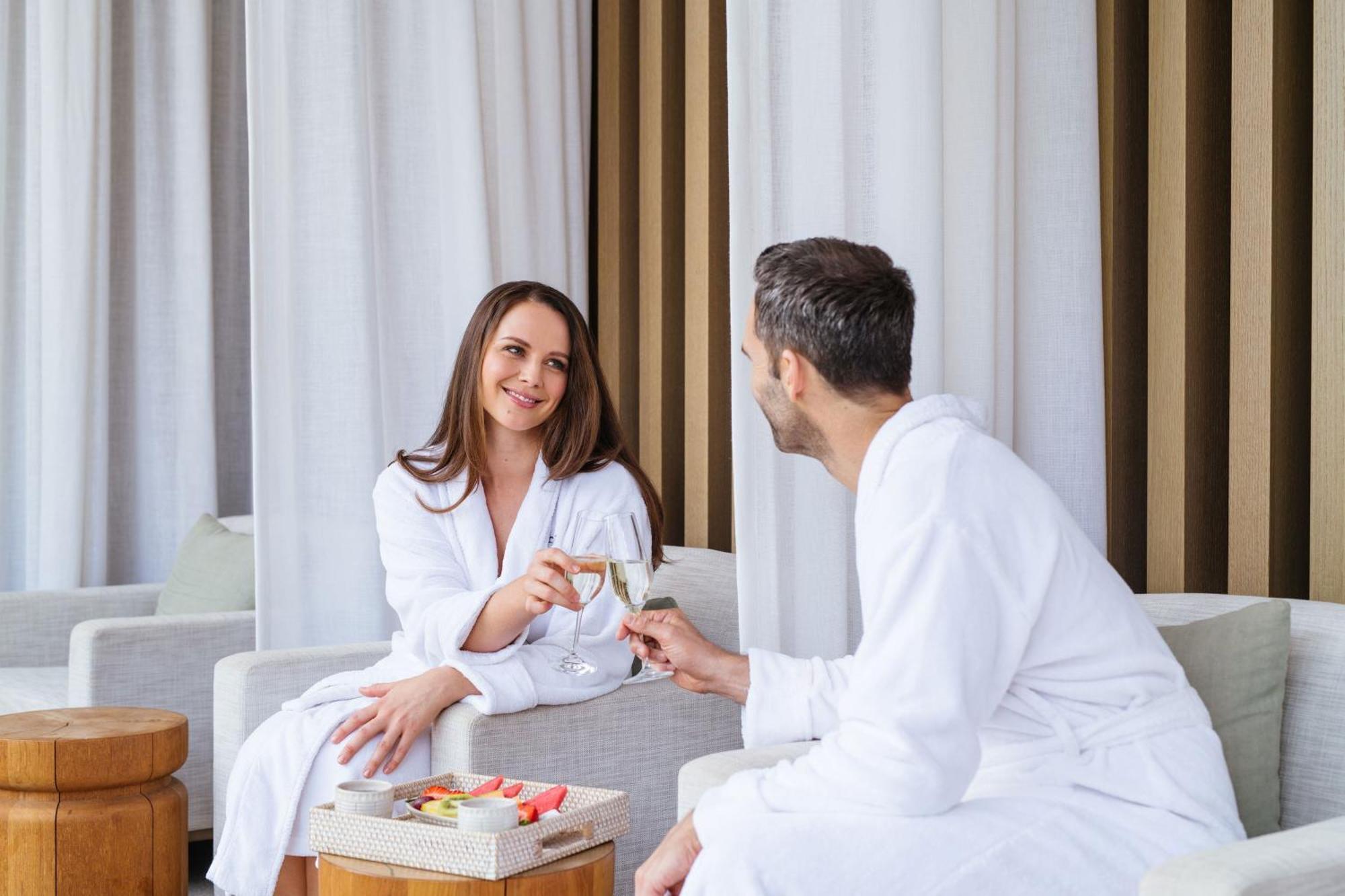 The Westin Perth Hotel Exterior foto A couple wearing bathrobes